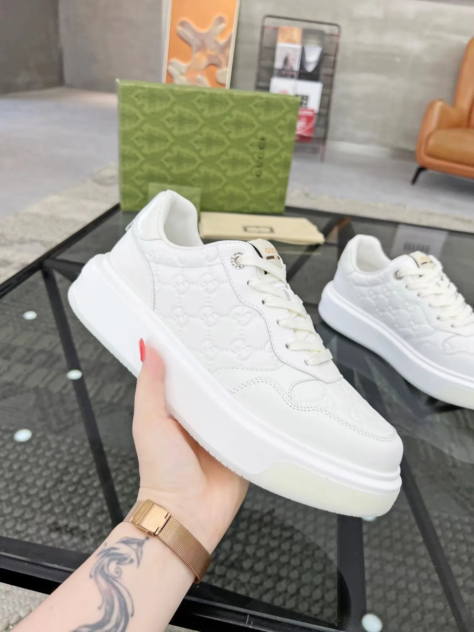 P440 new men's shoes GUCCI [Lightning] latest shoes are shipped. Original quality, fashionable, made of special materials, sheepskin lining, brand new packaging. The foot feels super comfortable and the workmanship is impeccable. Size: Male 38-45.
